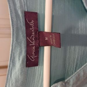 Gloria Vanderbilt V Neck top Size M